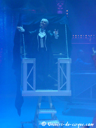 Paris: Eva Julia au Cirque d'Hiver Bouglione