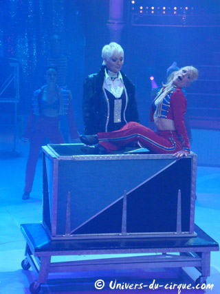 Paris: Eva Julia au Cirque d'Hiver Bouglione