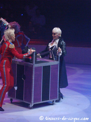 Paris: Eva Julia au Cirque d'Hiver Bouglione