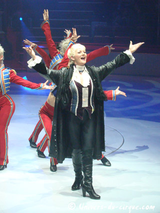 Paris: Eva Julia au Cirque d'Hiver Bouglione