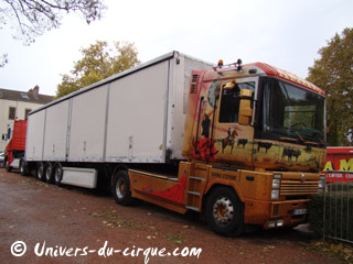 Un nouveau semi-remorque au sein du parc routier du Cirque Amar