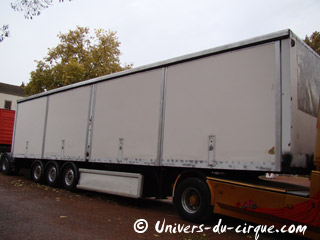 Un nouveau semi-remorque au sein du parc routier du Cirque Amar