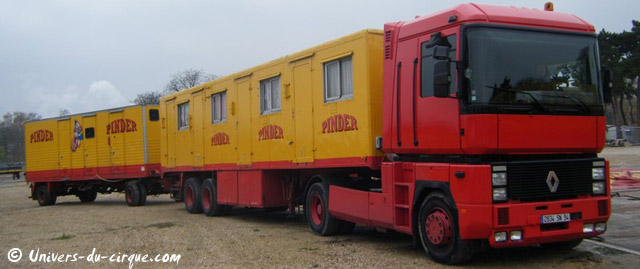 Paris: les convois du Cirque Pinder sont arrivés sur la Pelouse de Reuilly