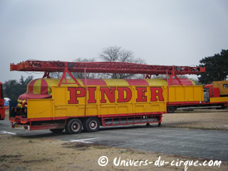 Paris: les convois du Cirque Pinder sont arrivés sur la Pelouse de Reuilly