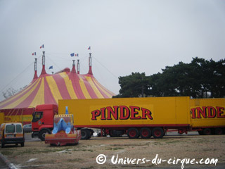 Paris: les convois du Cirque Pinder sont arrivés sur la Pelouse de Reuilly