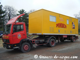 Paris: les convois du Cirque Pinder sont arrivés sur la Pelouse de Reuilly