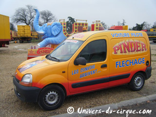 Paris: les convois du Cirque Pinder sont arrivés sur la Pelouse de Reuilly