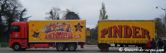 Paris: les convois du Cirque Pinder sont arrivés sur la Pelouse de Reuilly