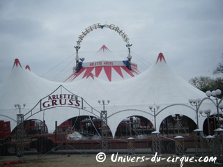 Paris: le Cirque Arlette Gruss poursuit son installation sur la Pelouse de Reuilly