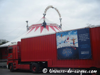 Paris: le Cirque Arlette Gruss poursuit son installation sur la Pelouse de Reuilly