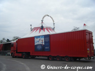 Paris: le Cirque Arlette Gruss poursuit son installation sur la Pelouse de Reuilly