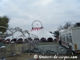 Paris: le Cirque Arlette Gruss poursuit son installation sur la Pelouse de Reuilly
