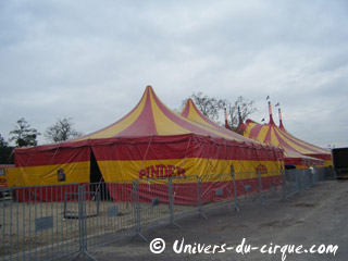 Paris: les chapiteaux du Cirque Pinder se déploient au Bois de Vincennes