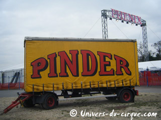 Paris: les chapiteaux du Cirque Pinder se déploient au Bois de Vincennes