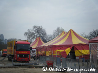 Paris: les chapiteaux du Cirque Pinder se déploient au Bois de Vincennes