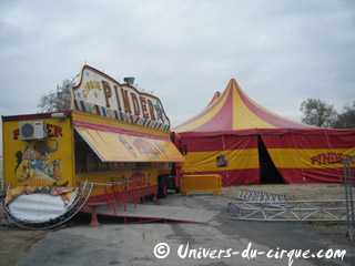 Paris: les chapiteaux du Cirque Pinder se déploient au Bois de Vincennes