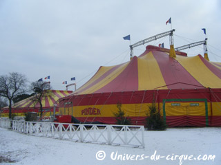 Paris: les cirques sous la neige dans la capitale