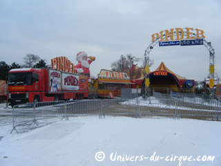 Paris: les cirques sous la neige dans la capitale