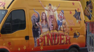Paris: la Croix-Rouge sous le chapiteau du Cirque Pinder à l'occasion de l'opération 