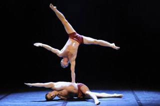 Paris: une première triomphale pour le Cirque loize