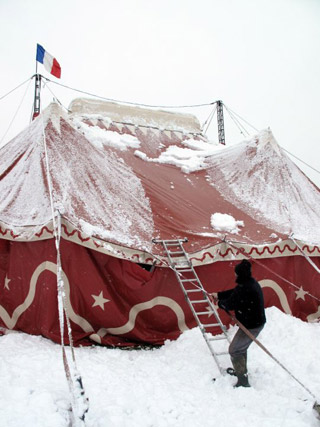 Essonne: Le Cirque Rudi Llata surpris par la neige à Courcouronnes