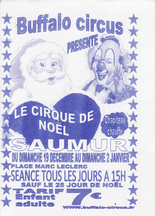 Maine-et-Loire: le matériel publicitaire du Cirque de Nol du Buffalo Circus à Saumur