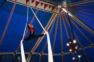 Accrocher Des Anneaux D'acrobates Dans Une Salle De Sport. Bagues