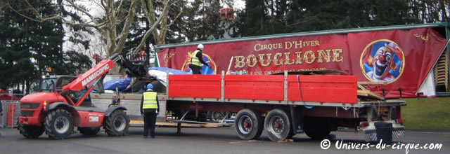 Essonne: montage du chapiteau du 19 Festival International du Cirque de Massy