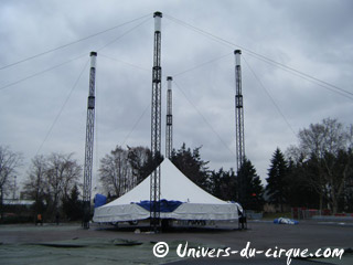 Essonne: montage du chapiteau du 19 Festival International du Cirque de Massy