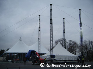 Essonne: montage du chapiteau du 19 Festival International du Cirque de Massy