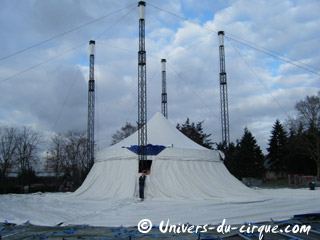 Essonne: montage du chapiteau du 19 Festival International du Cirque de Massy