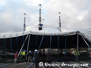 Essonne: montage du chapiteau du 19 Festival International du Cirque de Massy