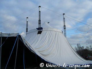 Essonne: montage du chapiteau du 19 Festival International du Cirque de Massy