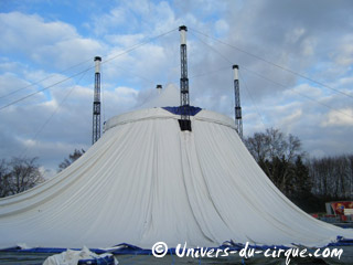 Essonne: montage du chapiteau du 19 Festival International du Cirque de Massy