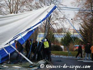 Essonne: montage du chapiteau du 19 Festival International du Cirque de Massy