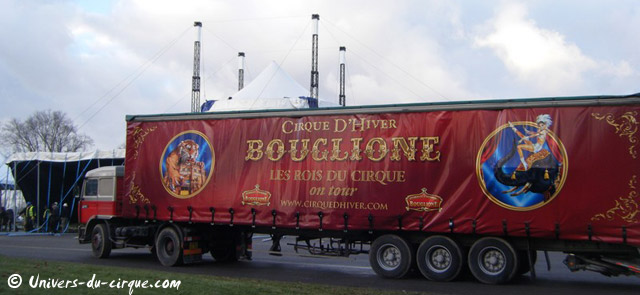 Essonne: montage du chapiteau du 19 Festival International du Cirque de Massy