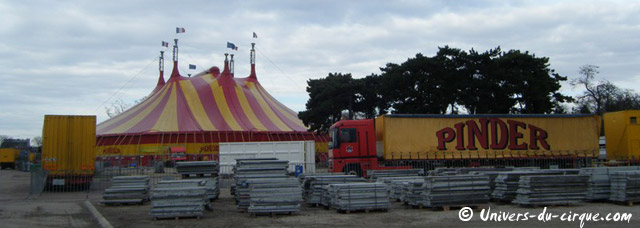Paris: le Cirque Pinder en cours de démontage sur la Pelouse de Reuilly