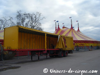 Paris: le Cirque Pinder en cours de démontage sur la Pelouse de Reuilly