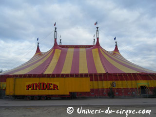 Paris: le Cirque Pinder en cours de démontage sur la Pelouse de Reuilly