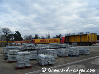 Paris: le Cirque Pinder en cours de démontage sur la Pelouse de Reuilly