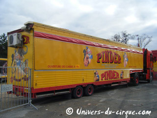 Paris: le Cirque Pinder en cours de démontage sur la Pelouse de Reuilly