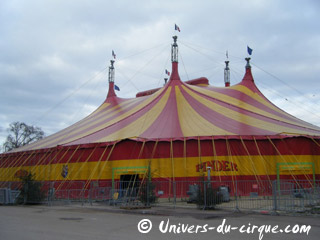 Paris: le Cirque Pinder en cours de démontage sur la Pelouse de Reuilly