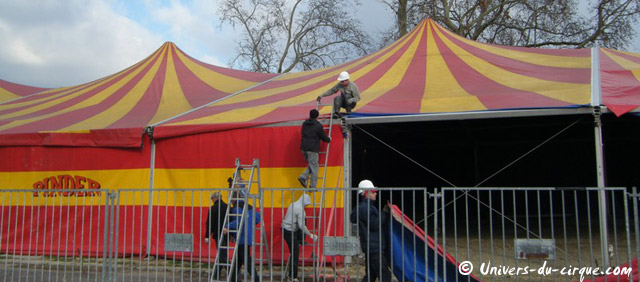 Paris: phase finale du démontage du grand chapiteau du Cirque Pinder à Paris