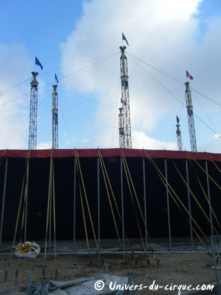 Paris: phase finale du démontage du grand chapiteau du Cirque Pinder à Paris