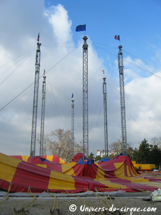 Paris: phase finale du démontage du grand chapiteau du Cirque Pinder à Paris