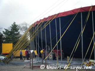 Paris: phase finale du démontage du grand chapiteau du Cirque Pinder à Paris
