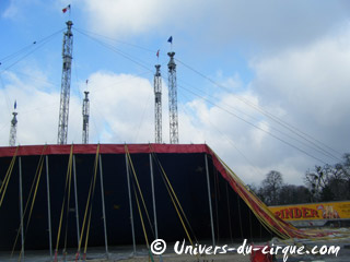 Paris: phase finale du démontage du grand chapiteau du Cirque Pinder à Paris