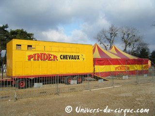 Paris: phase finale du démontage du grand chapiteau du Cirque Pinder à Paris