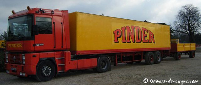 Paris: phase finale du démontage du grand chapiteau du Cirque Pinder à Paris