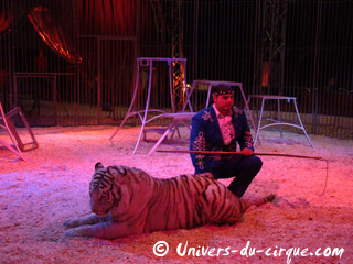 Deux entrées de cage sous le chapiteau du Cirque Zavatta Fils